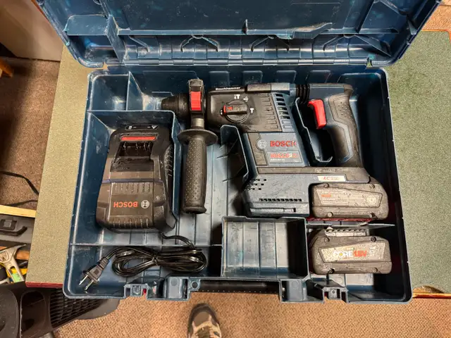 Bosch 1” SDS Plus Bulldog Rotary Hammer drill KIT in Power Tools in Oakville / Halton Region - Image 3