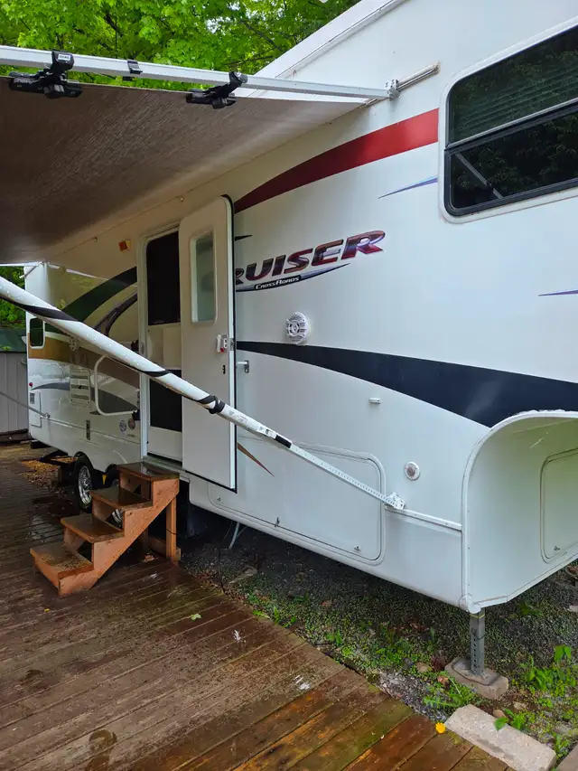 Située au camping La foret de Freli (pret de Cowansville). Seule in RVs & Motorhomes in Longueuil / South Shore - Image 3