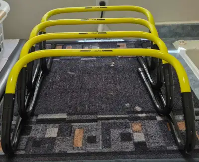 Pre-owned in excellent condition. Get your agility training on with this set of Go Zone agility hurd...