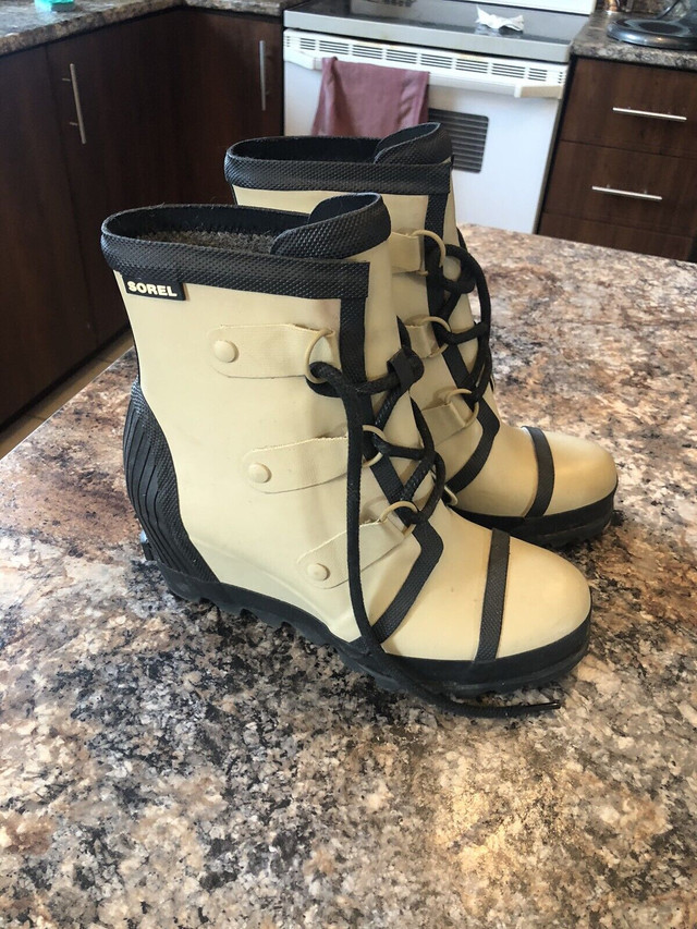 Like new sorel rain boots size 8 in Women's - Shoes in Gatineau - Image 2