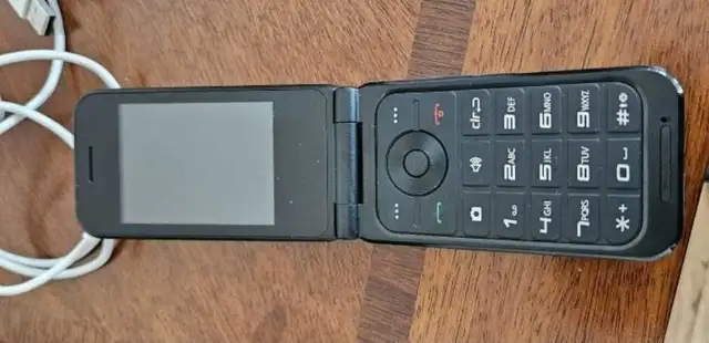 ZTE CYMBAL 2 flip phone in Cell Phones in Mississauga / Peel Region - Image 4