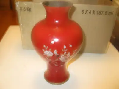 Pot à Fleur Rouge en Métal. 10.00$. Bonne condition. Voir autres annonces pour Pot à Fleur.