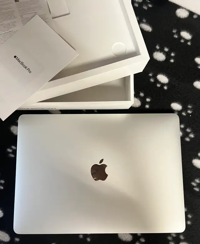 MacBook Pro528477312380446729