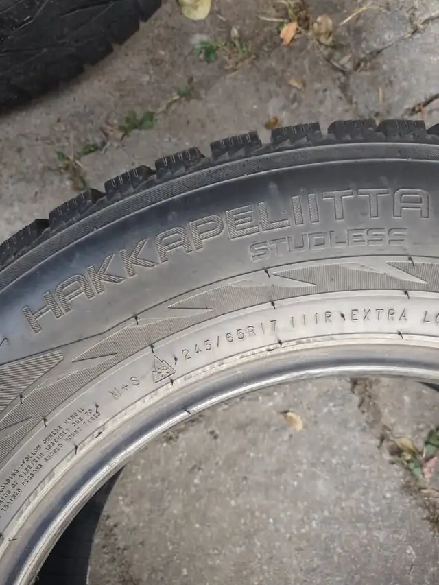 4 pneus hiver Nokian Hakkapeliitta 245-65R17 excellent état. in Other in Laval / North Shore - Image 4