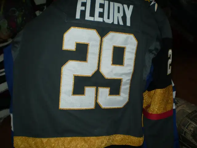 PLUSIEURS  CHANDAILS DE COLLECTIONNEUR LNH NEUFS in Hockey in Drummondville - Image 6