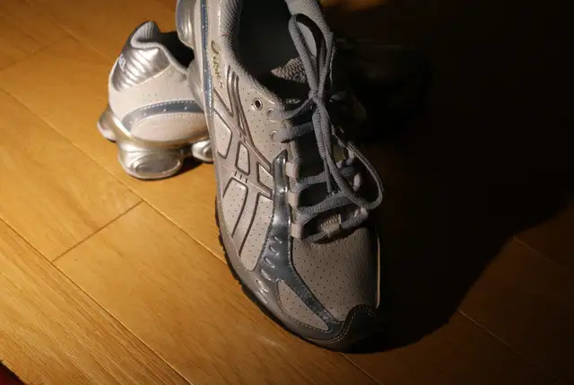 ASICS GEL ladies sports shoes 6.5US size in Women's - Shoes in Mississauga / Peel Region - Image 4