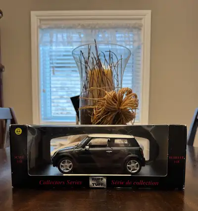 Maisto 1/18 Scale Model Car 31619 - Mini Cooper Green/White Road Signature 1/18 Diecast 2006 Pontiac...