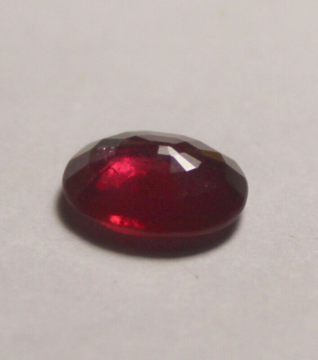 Stunning Madagascar Natural Ruby Gem for Ring. Oval 4.89 ct. in Jewellery & Watches in Gatineau - Image 2