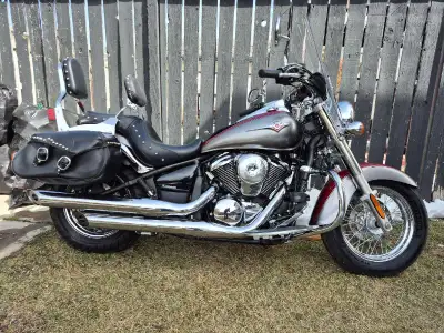 This pre-owned 2014 Kawasaki Vulcan Classic LT features a powerful V-twin engine, comfortable tourin...