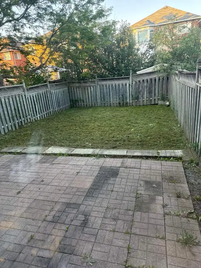 Mulch, Yard Cleanup & Garden Projects | Oakville & Burlington in Lawn, Tree Maintenance & Eavestrough in Oakville / Halton Region - Image 4