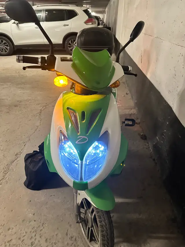 Daymak e-bike very good running condition . in Scooters & Pocket Bikes in Mississauga / Peel Region - Image 4
