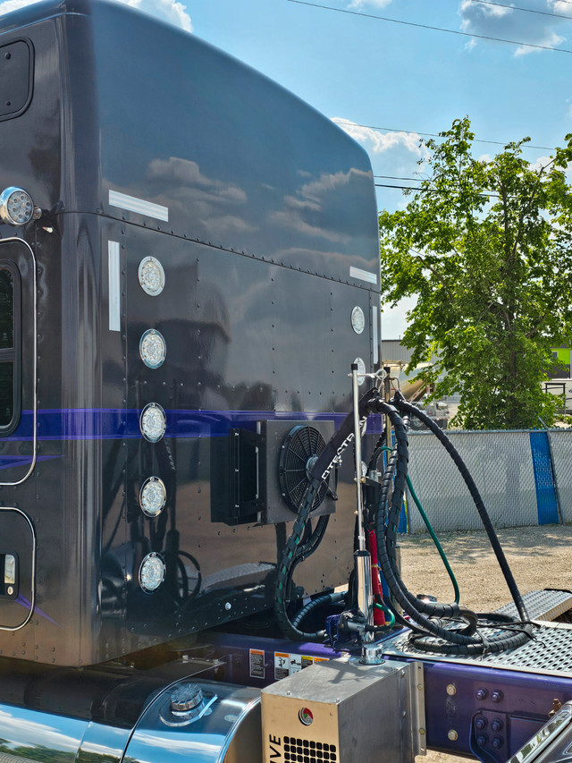 2023 KENWORTH W900L STUDIO SLEEPER in Heavy Trucks in Red Deer - Image 2