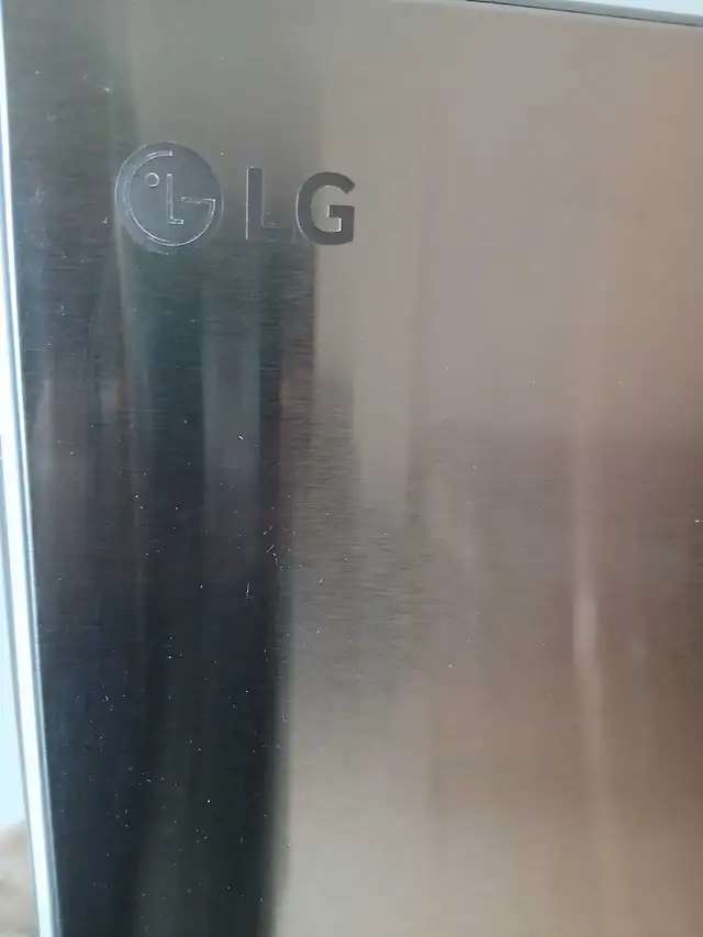 LG Stainless Steel Refrigerator - Excellent Condition in Refrigerators in Laval / North Shore - Image 3
