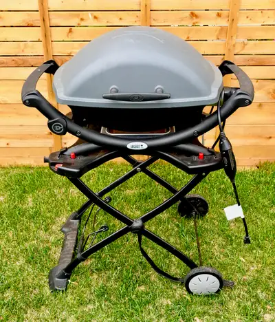 GREAT FATHER'S DAY GIFT! This rarely used Weber electric Q2400 BBQ is in excellent condition, the fa...