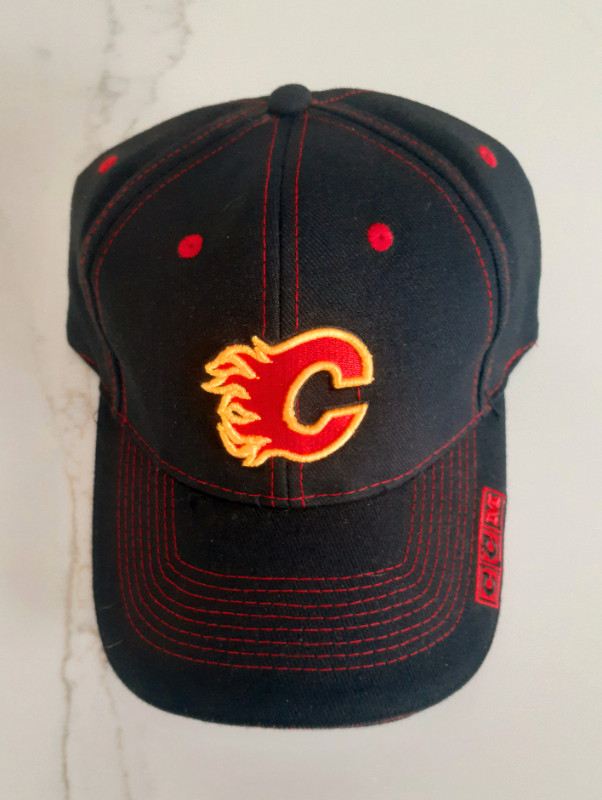 Casquette de hockey des Flames de Calgary NHL vintage cap dans Art et objets de collection  à Laval/Rive Nord