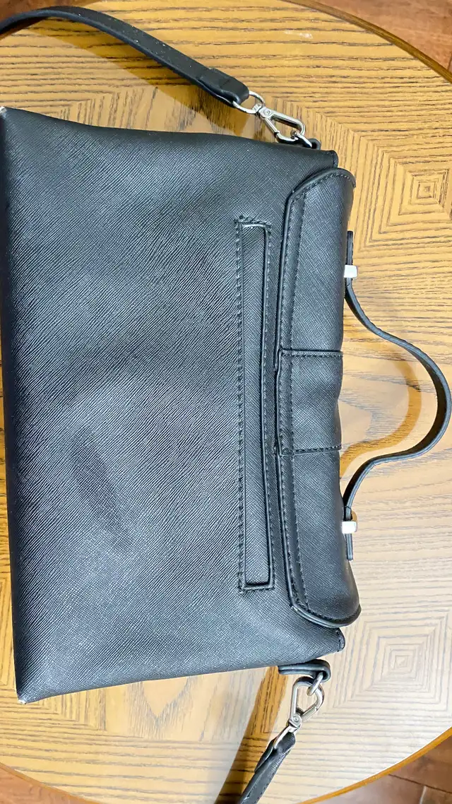 Guess Handbag , like new , stylish designer ! in Women's - Bags & Wallets in Kitchener / Waterloo - Image 5