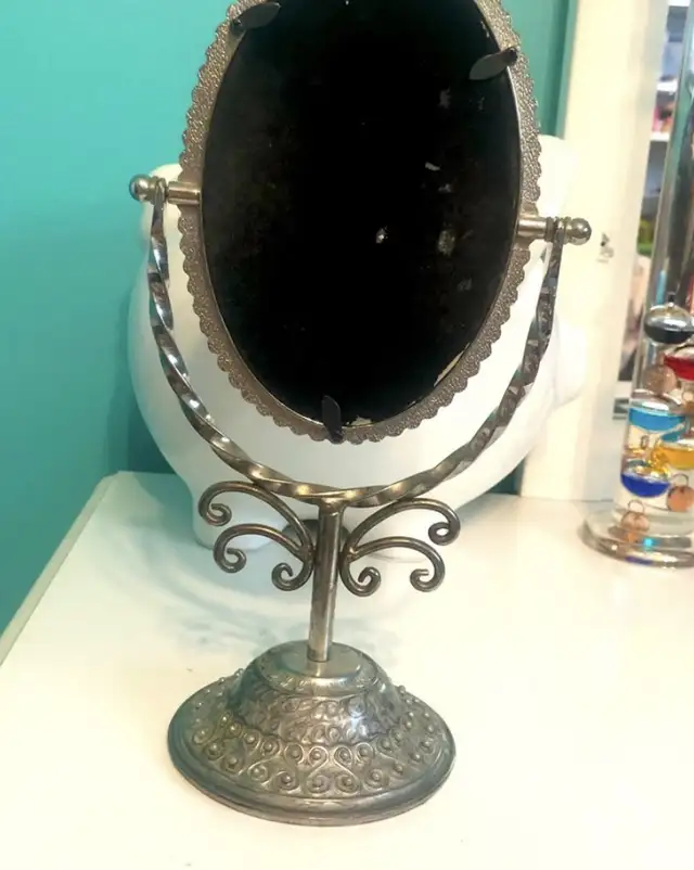 Vintage vanity mirror in Home Décor & Accents in Ottawa - Image 3