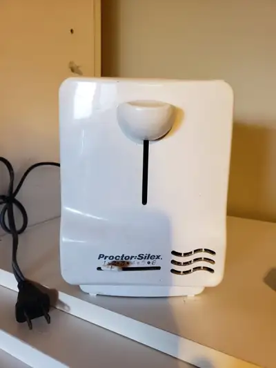 Toaster blanc. Fonctionne très bien. Prix $10
