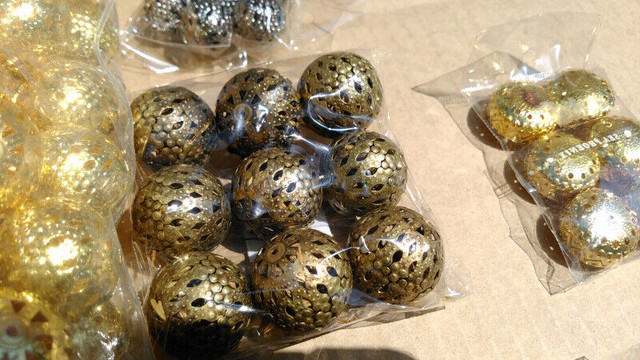 Hollow filigree metal ball beads in Hobbies & Crafts in Mississauga / Peel Region - Image 3