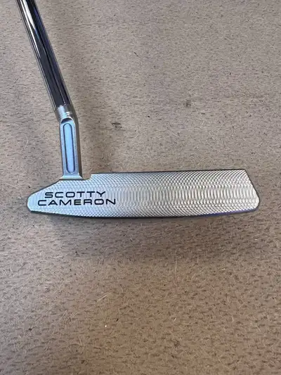 Premium left-handed Scotty Cameron Newport 2.5 Plus putter offering precision balance and responsive...