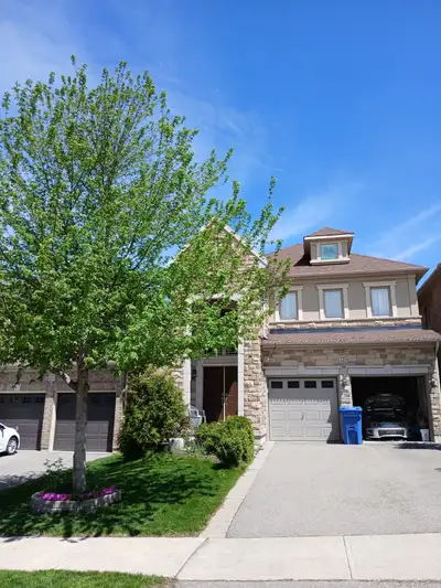 Newmarket Senior Female Furnished Main floor 1 bdroom $775 Avail now. Currently my Aunt is living in...
