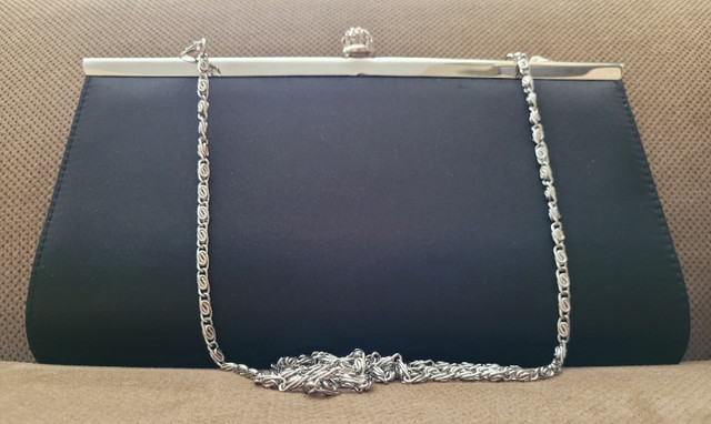 Black satin purse with chain in Women's - Bags & Wallets in Ottawa