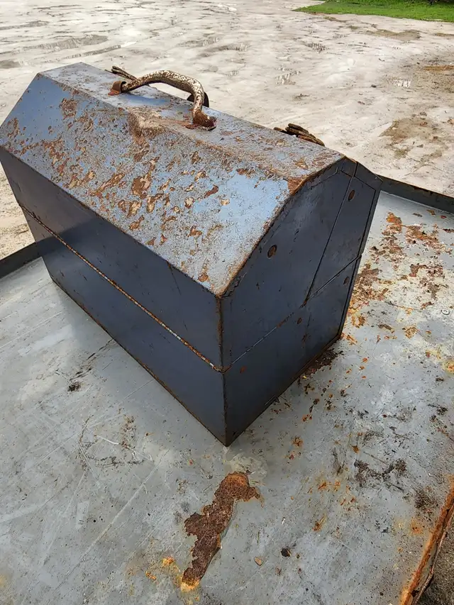 old rusty tool box heavy blue beach 18'' x 10'' x 13'' in Tool Storage & Benches in Oakville / Halton Region - Image 6