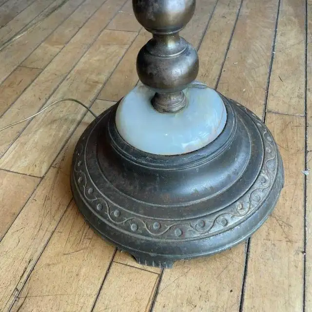 Vintage 5-Candelabra White Marble Base Floor Lamp in Indoor Lighting & Fans in City of Montréal - Image 2