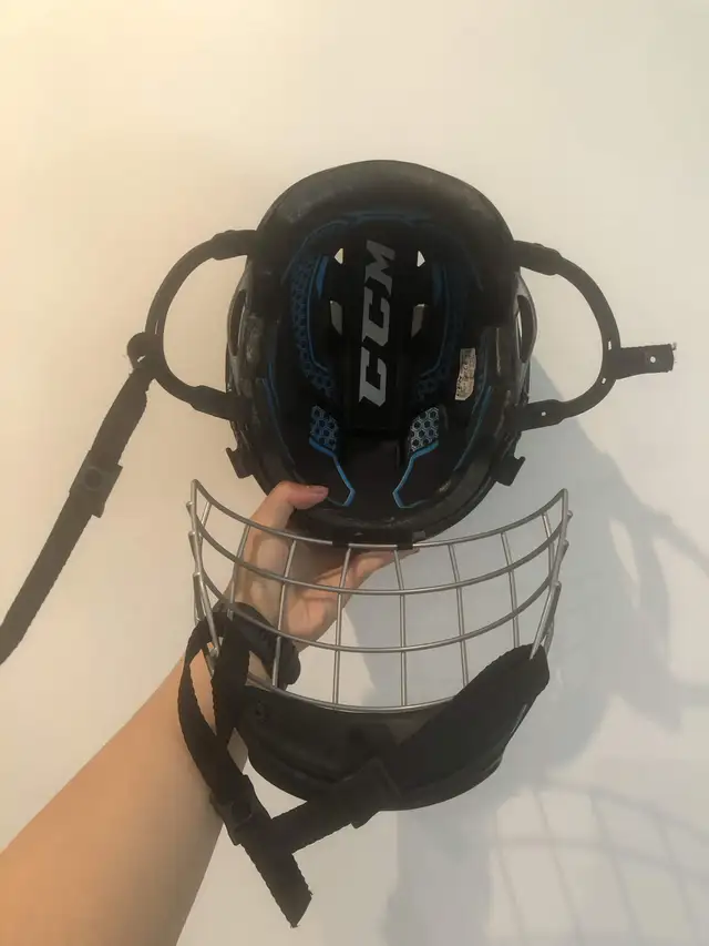 Kids ice skating helmet (CCM) - 20$ in Hockey in Oakville / Halton Region - Image 5