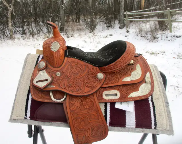 USED 10" MINI SHOW SADDLE in Equestrian & Livestock Accessories in Dawson Creek - Image 9