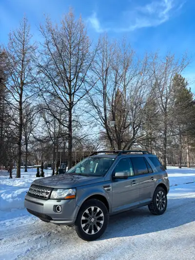 Une pièce de collection! Land Rover LR2 2014 tout équipé. Mags, sièges de cuir, toit ouvrant, systèm...