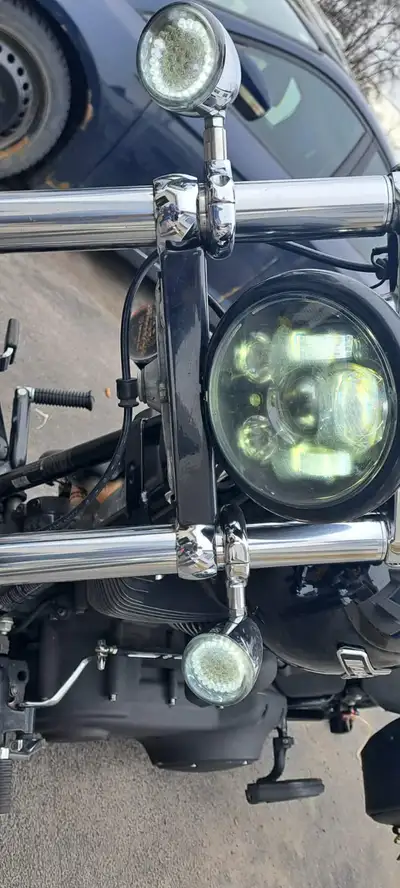 Très propre, vient avec sacoche, mufflers originaux, siège solo, siège custom et siège touriste. Toi...
