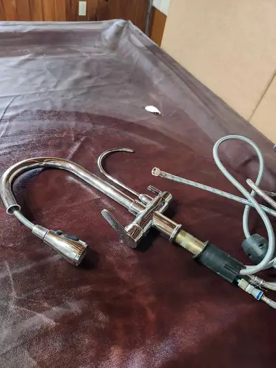 Kitchen tap. Works great. Changed color. Can meet in city to drop off