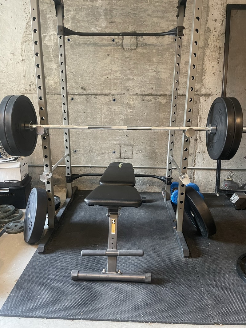 RACK À SQUAT/ BENCH RUBBER PLATES A VENDRE 750 Appareils d'exercice