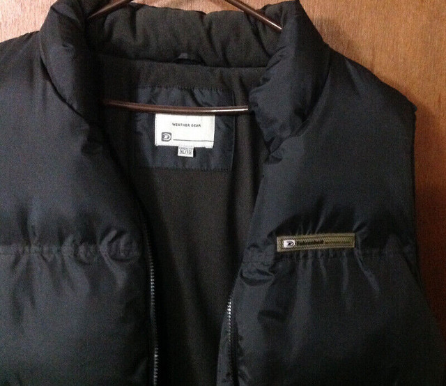 Mens Puffer Winter Vest ~ Size XL in Men's in Winnipeg - Image 4