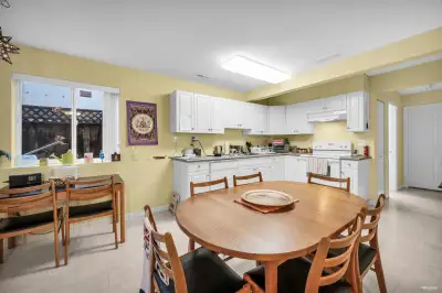 Coquitlam 2BR Walkout Basement – Quiet Area, Great Light