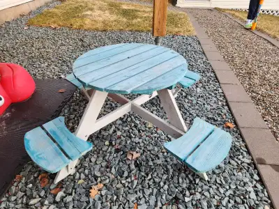 Kids picnic table. Used one season. https://www.canadiantire.ca/en/pdp/plum-outdoor-4-seat-circular-...