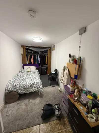 Two rooms will be available starting September 1. The monthly rent is 790 CAD and 875 CAD, respectiv...
