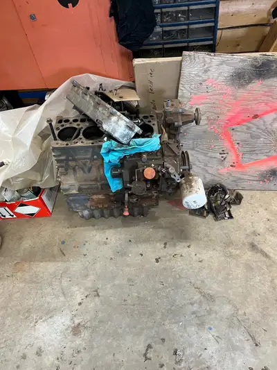 Dk45se engine.2000 hours. Needs piston and rings.complete engine with injection pump and water pump....