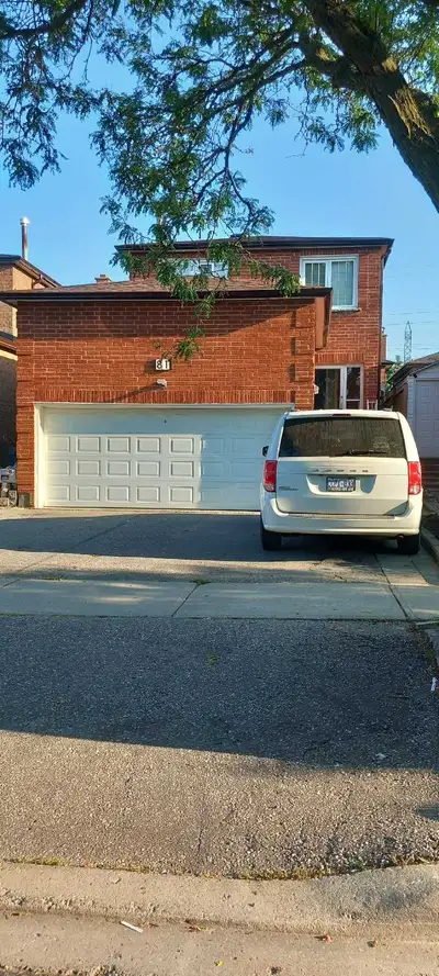 Nice clean spacious room *Utilities are included *Semi furnished *Close to Woodside Mall *Backyard 1...