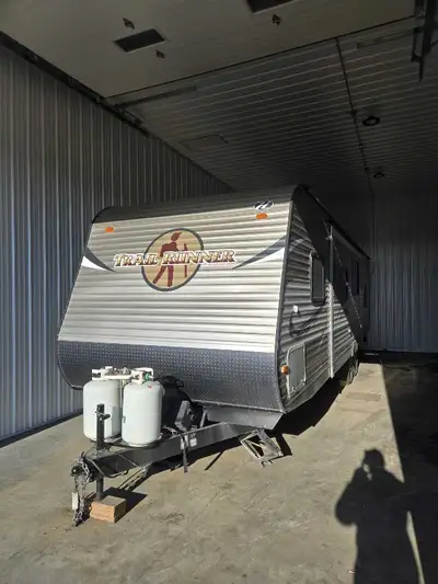 Discover the great outdoors with this used Trail Runner 30ODK camper, perfect for family adventures...