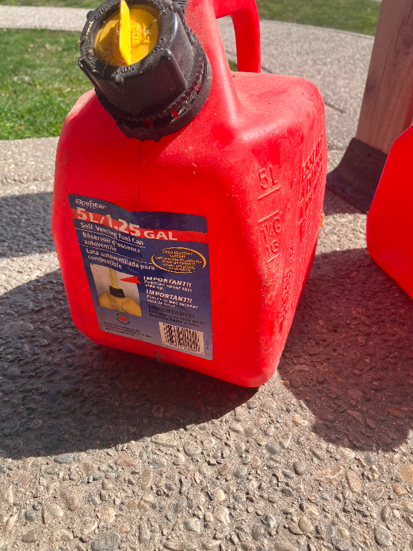 Gas cans in Outdoor Tools & Storage in St. Catharines - Image 3