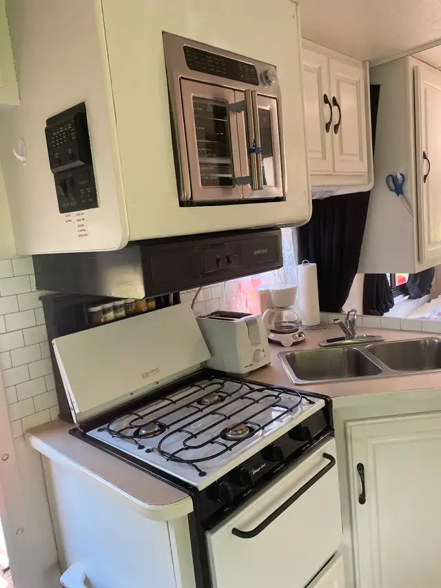 E350 Motorhome ClassC in RVs & Motorhomes in Summerside - Image 11