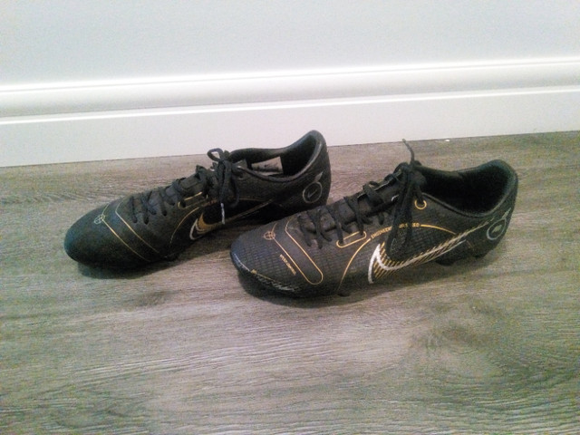 Nike Cleats- Size US 10 in Soccer in Edmonton - Image 3