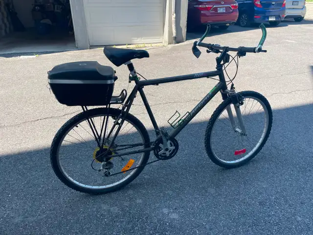 Vélo hybride roues 26 pouces avec coffre in Cruiser, Commuter & Hybrid in City of Montréal - Image 4