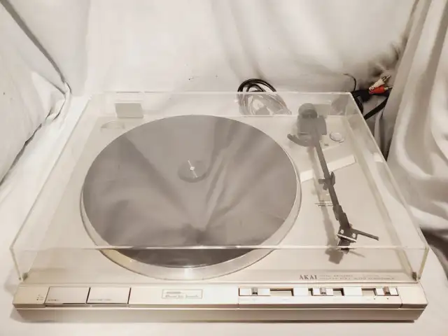 Akai AP-Q310 Record Player Turntable in Stereo Systems & Home Theatre in Mississauga / Peel Region - Image 7