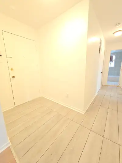 Rénovation terminée appartement 3-1/2 situé au plancher niveau de la rue. Chambre à coucher fermée,...