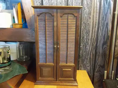 Meuble à bijoux en bois 18"x10,25"x7"