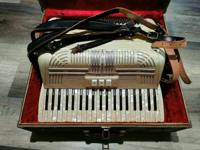 Vintage Universal Accordion in Pianos & Keyboards in Nelson - Image 3