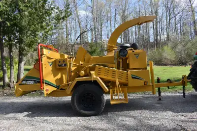 This 2010 Vermeer BC1000XL is a rare find for operators seeking a powerful, high-capacity 12" chippe...